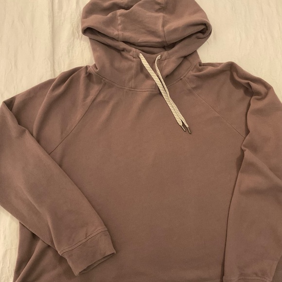 Vuori Tops - Vuori Womens Beach Hoodie Hazel size XL